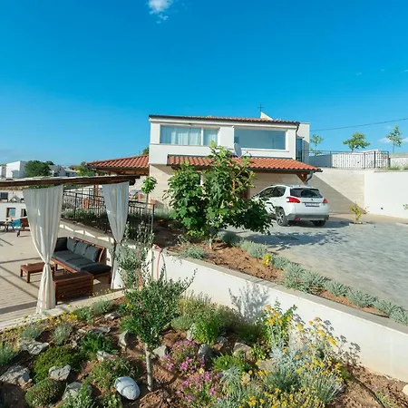 Villa Modern Rustic Kate *