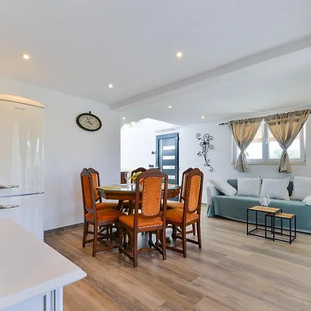 Villa Modern Rustic Kate