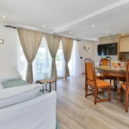 Villa Modern Rustic Kate *