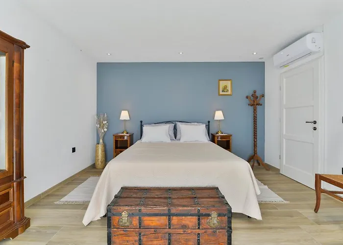 Modern Rustic Kate *