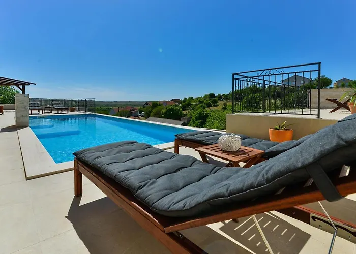 Villa Modern Rustic Kate